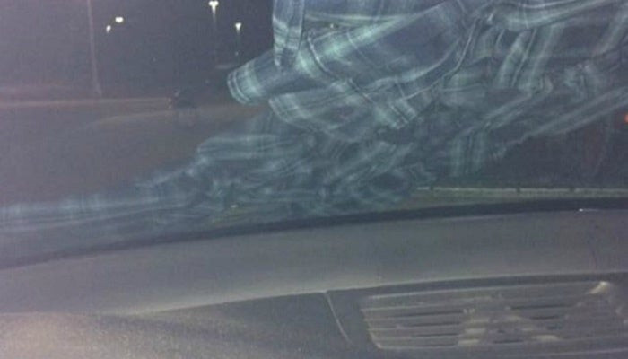 Αν βρείτε ένα πουκάμισο «σκόπιμα» δεμένο στον υαλοκαθαριστήρα του αυτοκινήτου σας, μην βγείτε από το αμάξι για να το απομακρύνετε -Δείτε το λόγο (βίντεο)